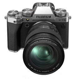 FUJIFILM X-T5 silber mit XF16-80 mm F4 R LM OIS