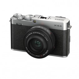 FUJIFILM X-E4 silber mit Objektiv XF 27 mm F2.8 R WR