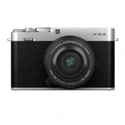 FUJIFILM X-E4 silber mit Objektiv XF 27 mm F2.8 R WR